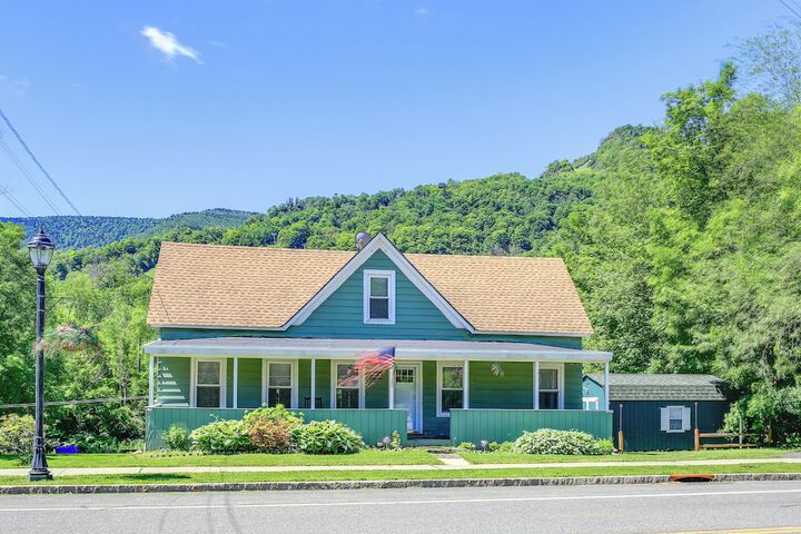 Hunter Home w / Fire Pit & Yard: on Main Street!