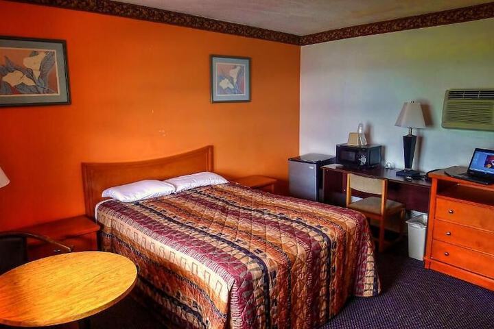 NASSAU HOLIDAY MOTEL