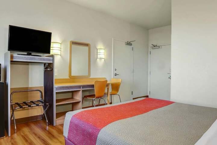 Howard Johnson by Wyndham Lemoore Near Naval Air Station