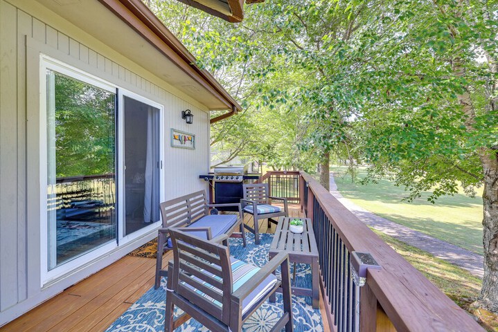 Bella Vista Home w / Deck + Trails: on Golf Course!