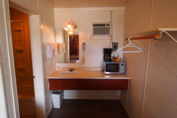 Lakeside Motor Inn