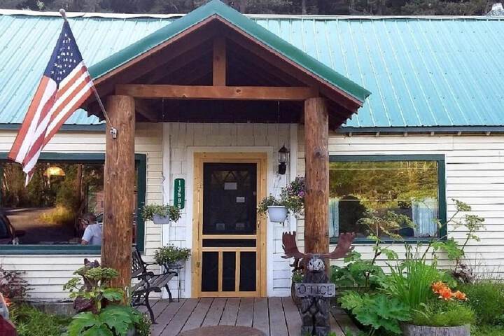Nauti Otter Inn and Yurt Village
