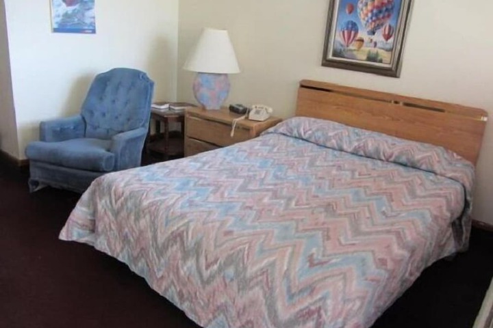 Warrick Plaza Inn