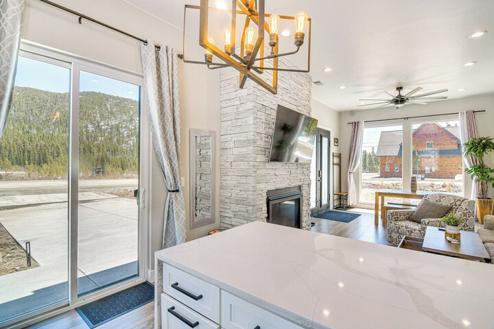 Romantic Mountain Retreat w / Scenic Views!