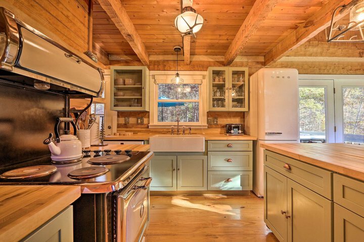 Luxe Dog-friendly Cabin w / Hot Tub & Game Room