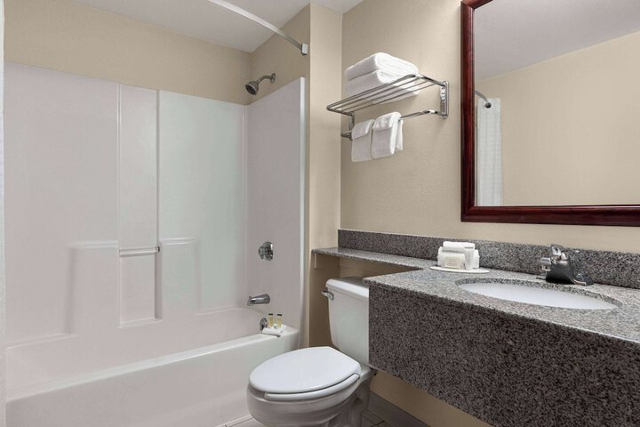Super 8 by Wyndham Germantown / Milwaukee