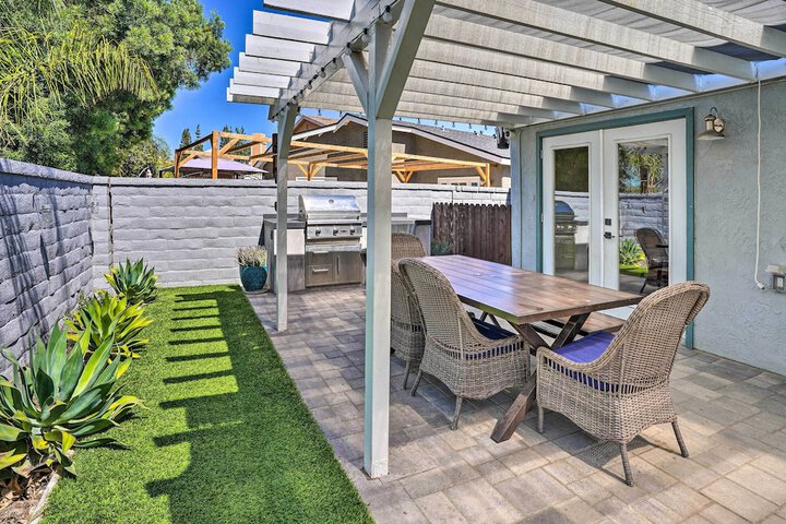Sunny Orange County Abode w / Fire Pit & Backyard!