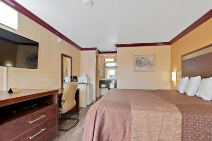 Americas Deluxe Inn