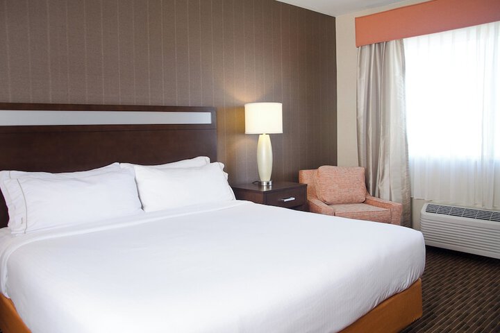 Holiday Inn Express Hotel & Suites Watertown-Thousand Island by IHG