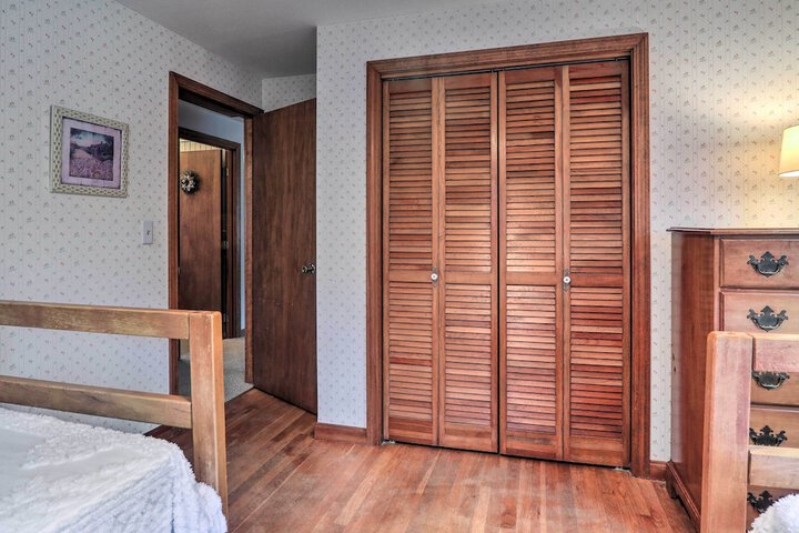 1 Mi to Beach: Quiet West Dennis Escape w / Sunroom
