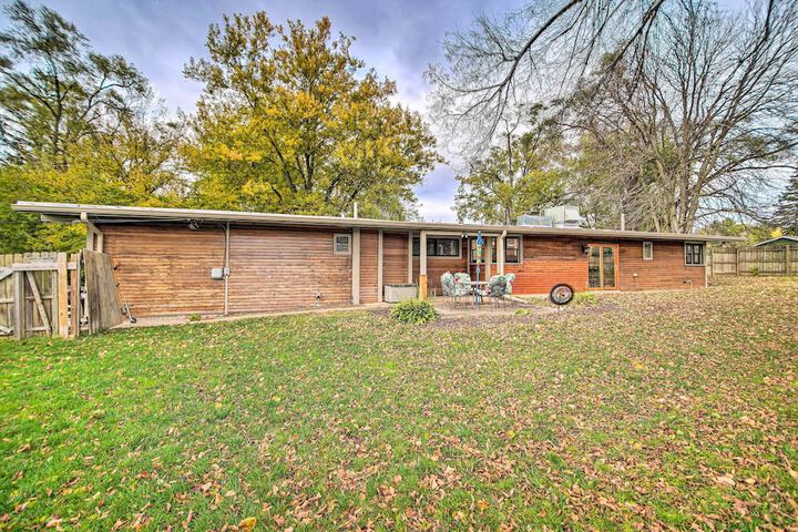 Fenced Yard: Fox River Grove Home Dogs Welcome