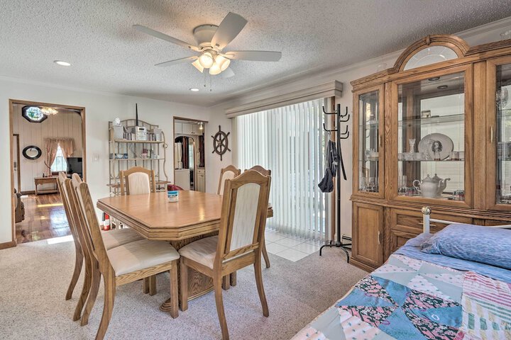 Dog-friendly Waretown Home w / Furnished Deck!