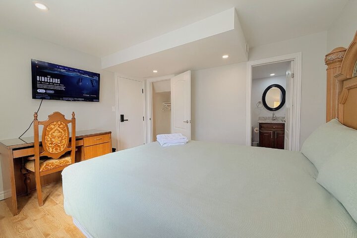 Cozy Rooms in Bright Walkout Suite - Newly Renovated 2026