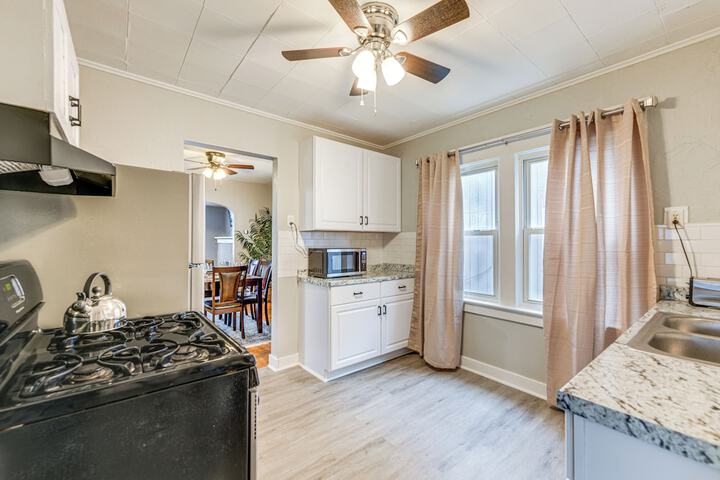 6 Mi to Dtwn Attractions: Buffalo Apartment!