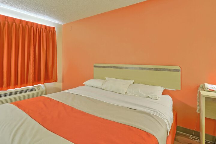 Room 6 of 17