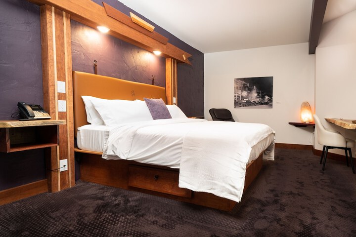 Room 53 of 59