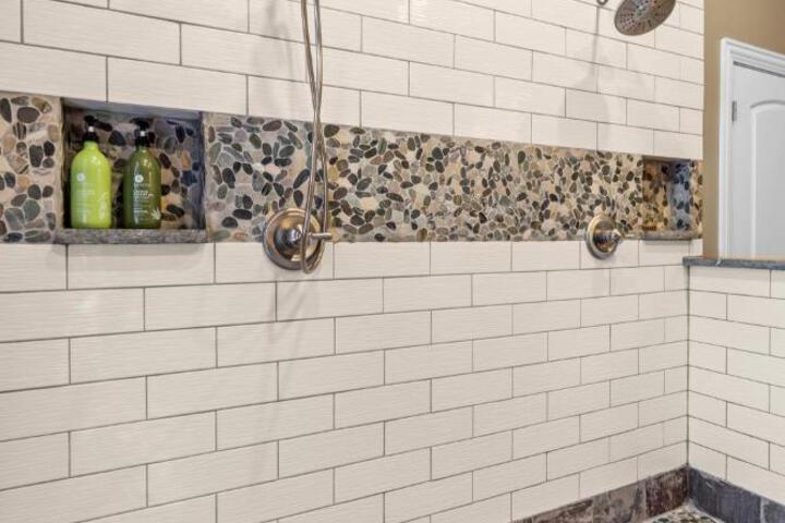 Downtown Loft Amazing Bath Tub & Shower #9