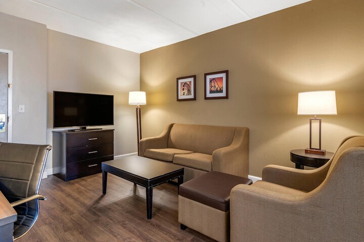 Comfort Inn & Suites near Six Flags