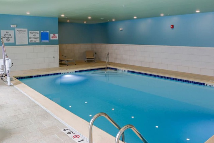 Holiday Inn Express & Suites Detroit North - Roseville by IHG