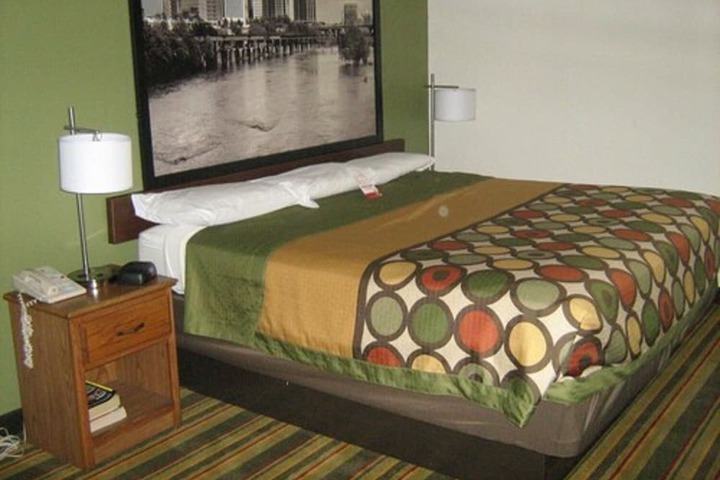 Room 4 of 9