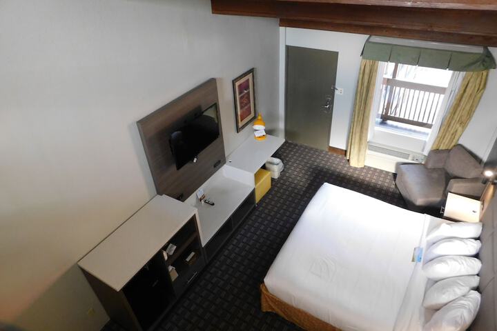 Room 32 of 102
