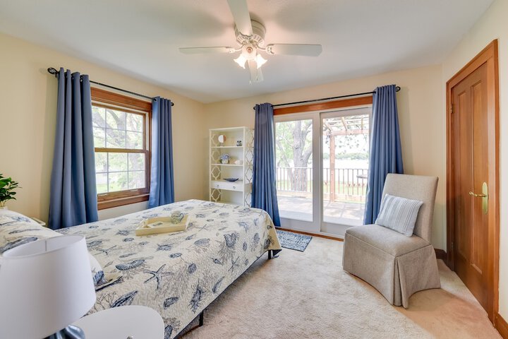 Pistakee Lake Estate w / Boat Dock & Hot Tub!