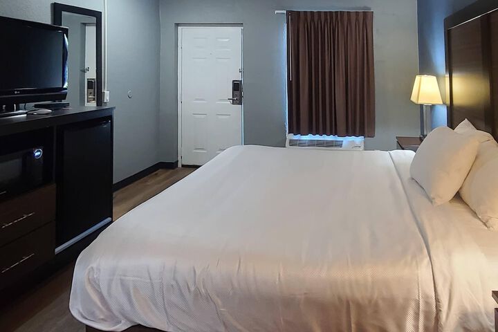 Travelers Inn & Suites Forest City