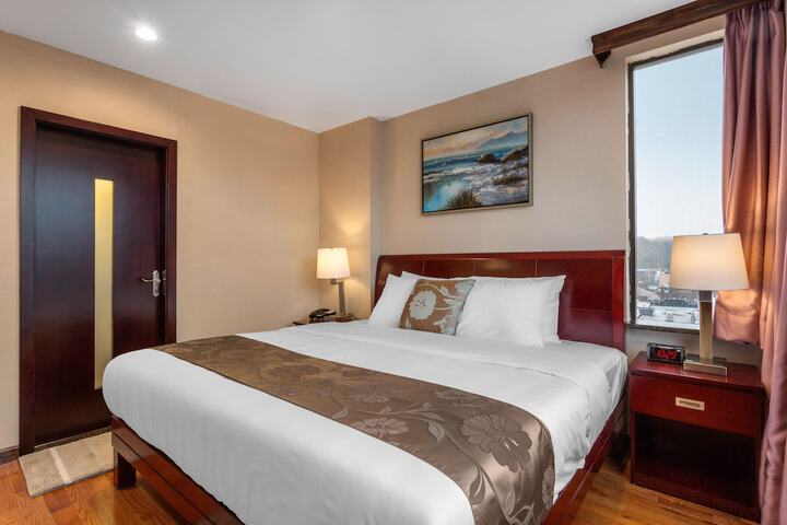 Room 28 of 35