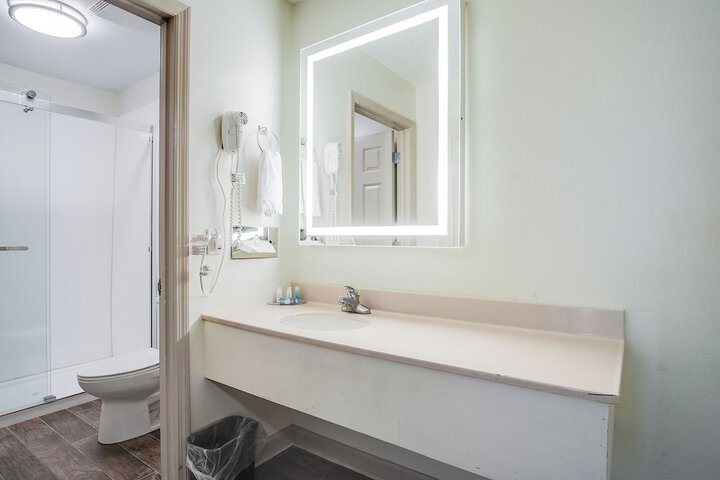 Cottonwood Suites Savannah Hotel & Conference Center