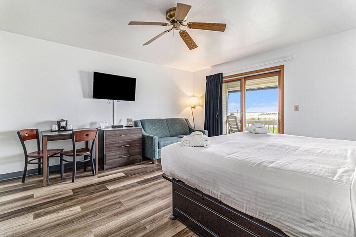 Snyders Shoreline Inn