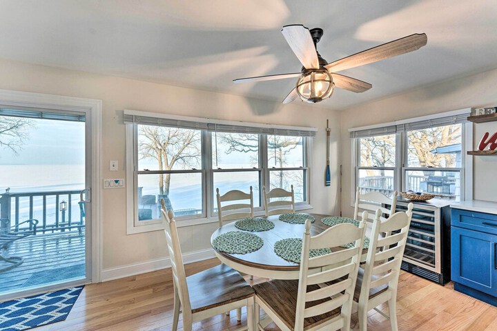 Lakefront Home w / Gorgeous Sunsets Kayaks, & Pier