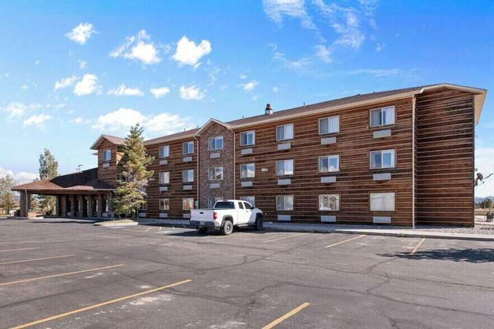 Pinedale Hotel & Suites