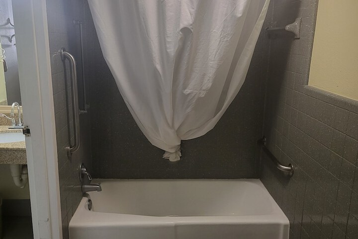 Room 7 of 32