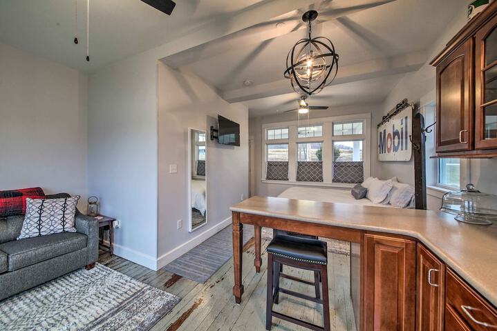 Lakefront Studio Guest Home on Hermann Wine Trail!