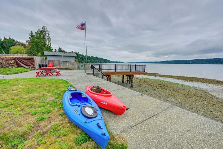 Waterfront Kingston Getaway: Beach Access On-site!