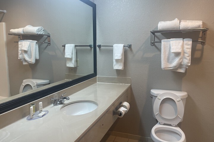 Red Roof Inn & Suites Hinesville