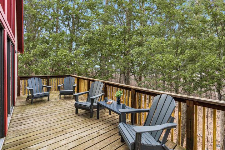 Modern Chalet w Hot Tub Large Deck, Grill & WiFi