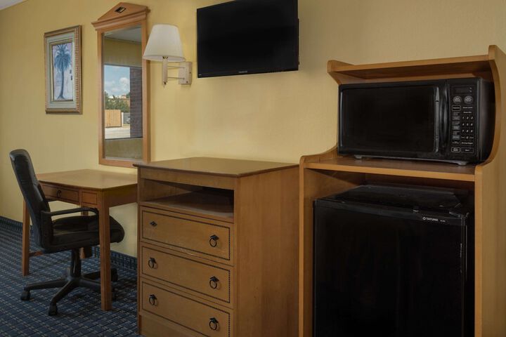 Room 6 of 14