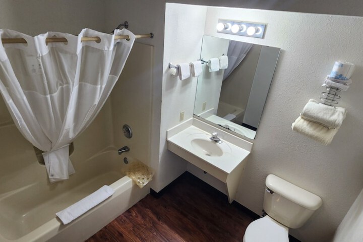 Room 6 of 16