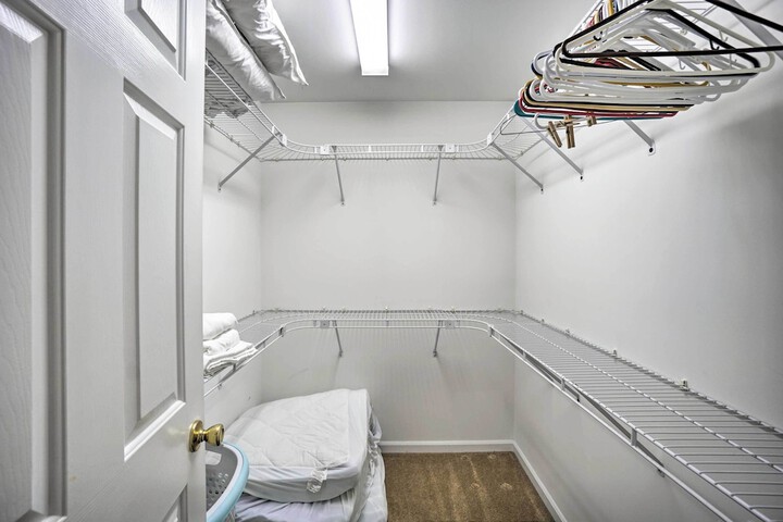 Delightful Tipp City Unit w / Covered Patio!
