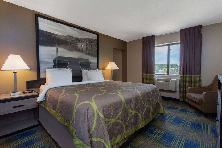 Super 8 by Wyndham Cromwell / Middletown