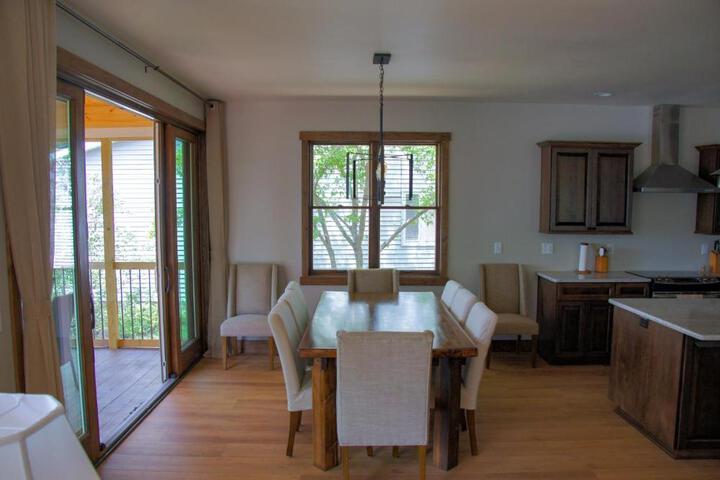 Lakefront Home 4 Bedroom 4 Bath Sleeps 12
