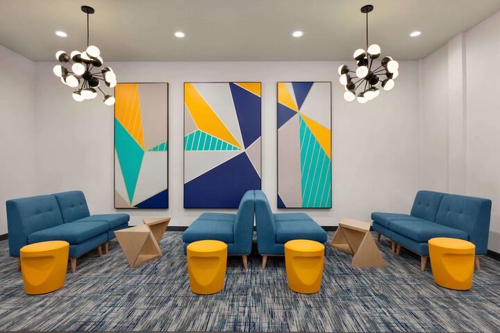 Lounge 64 of 69