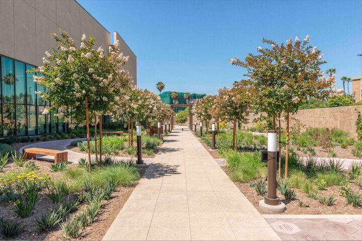 Hotel Exterior 32 of 33