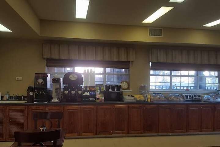 Sunday House Inn and Suites