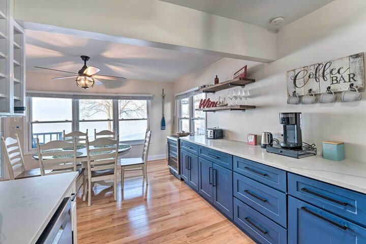 Lakefront Home w / Gorgeous Sunsets Kayaks, & Pier
