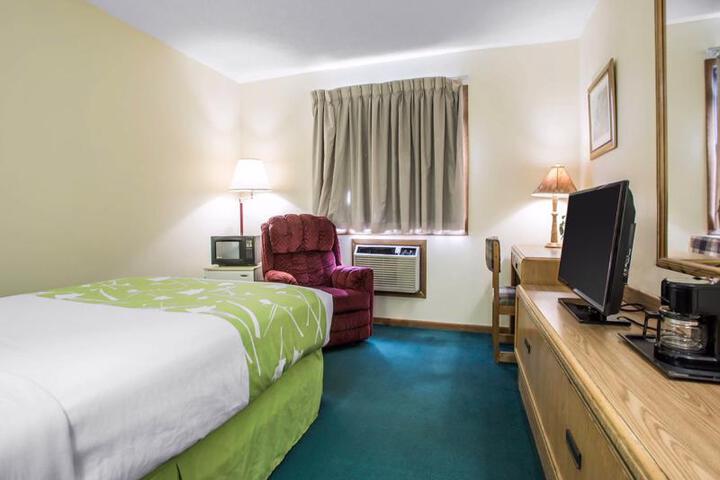 Econo Lodge Inn & Suites