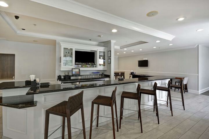 Lounge 45 of 48