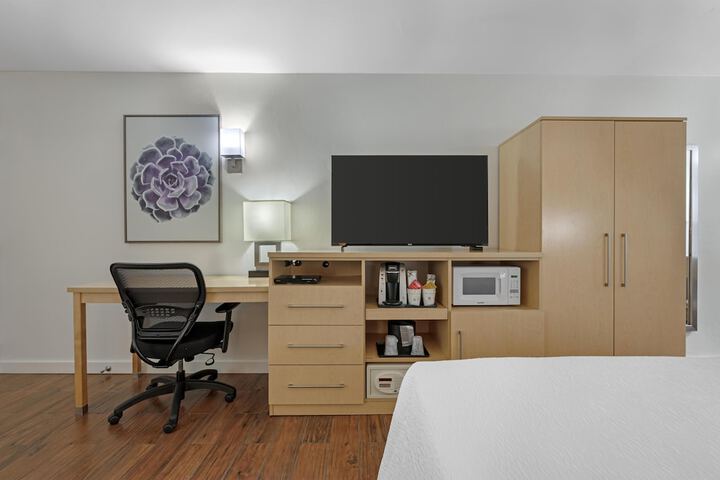 Best Western Plus South Coast Inn