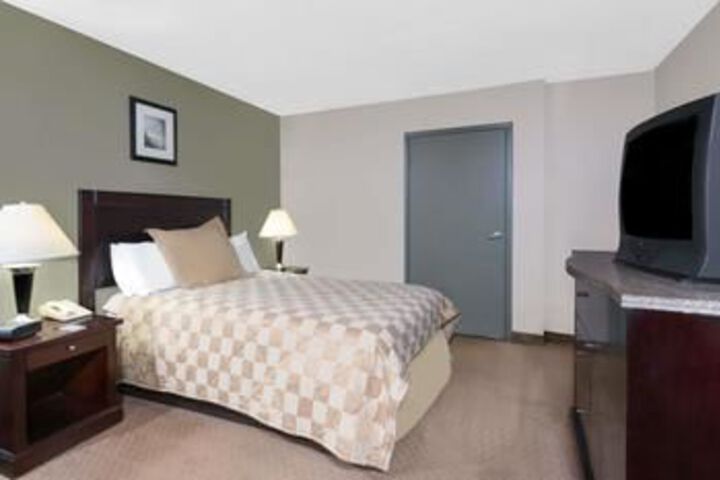 Super 8 by Wyndham Brook Park / Cleveland